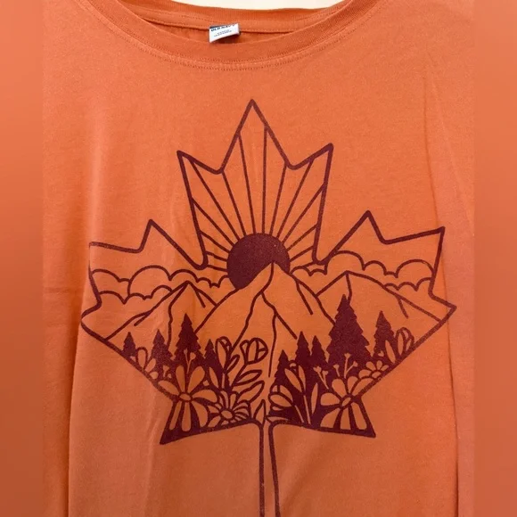 Old Navy Canada Graphic Boxy Tee, size M. Never a better time to show off 🇨🇦❤️! - Picture 4 of 7